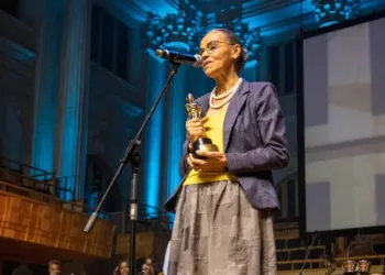 Marina Silva recebe Troféu Raça Negra por sua luta em prol de políticas de inclusão racial e enfretamento ao racismo