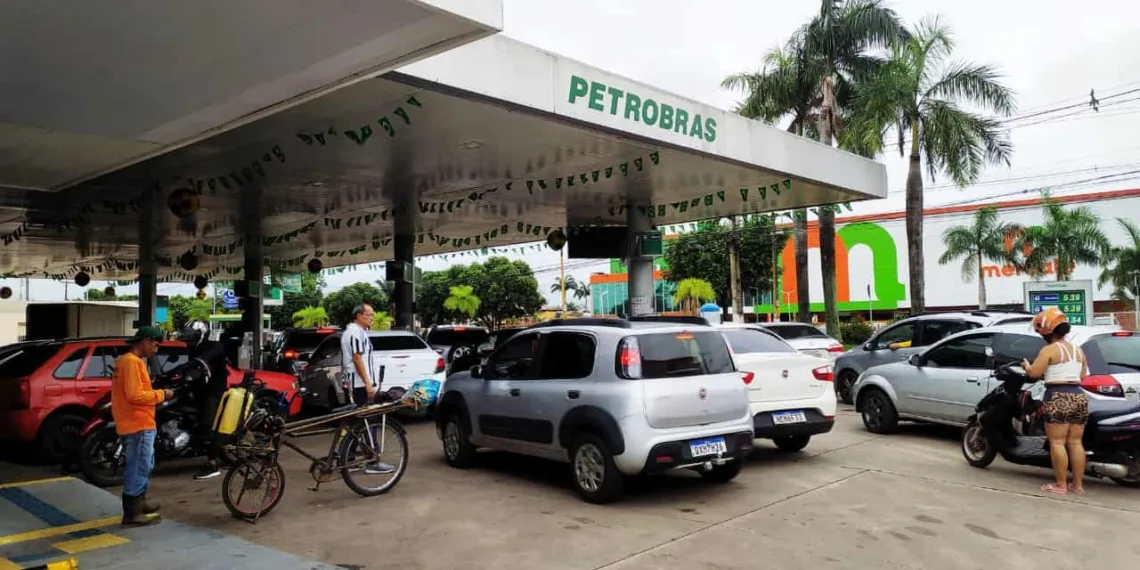Acreanos lotam postos de combustível da Capital com medo do possível desabastecimento