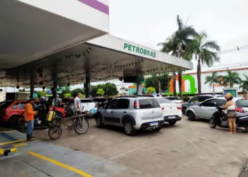 Acreanos lotam postos de combustível da Capital com medo do possível desabastecimento
