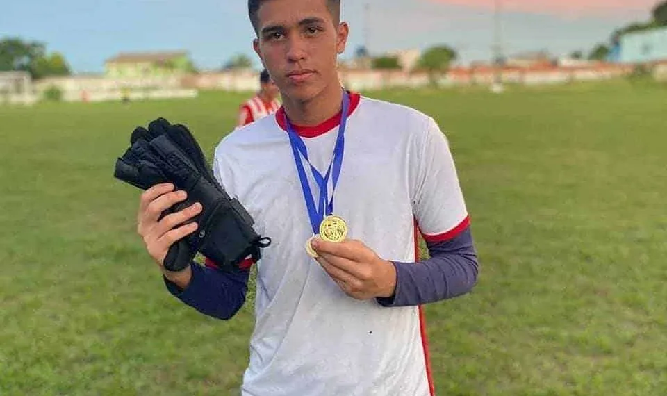 Goleiro do Imperador Galvez sofre mal durante partida de futebol e morre
