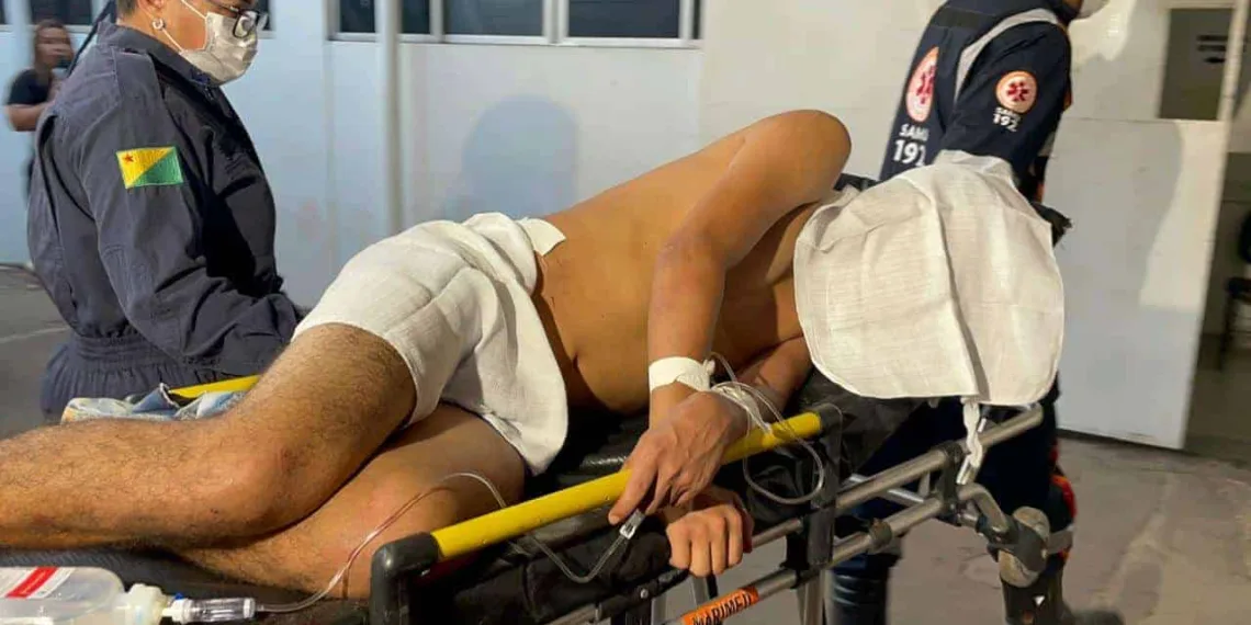 Jovem é baleado com sete tiros por homem em motocicleta na Baixada da Sobral