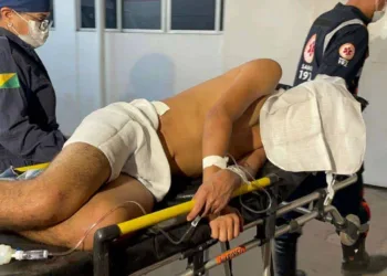 Jovem é baleado com sete tiros por homem em motocicleta na Baixada da Sobral