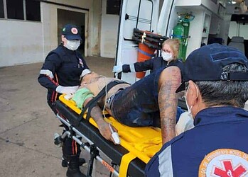 Motoqueiro armado atira contra dois homens em frente de distribuidora, na Baixada da Sobral