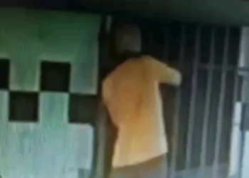 Vídeo mostra homem arrombando e furtando cantina de uma escola na Sobral