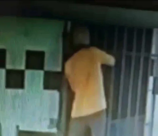 Vídeo mostra homem arrombando e furtando cantina de uma escola na Sobral