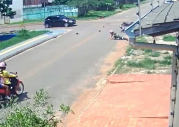 Câmeras de segurança registram acidente envolvendo dois motociclistas no bairro Raimundo Melo