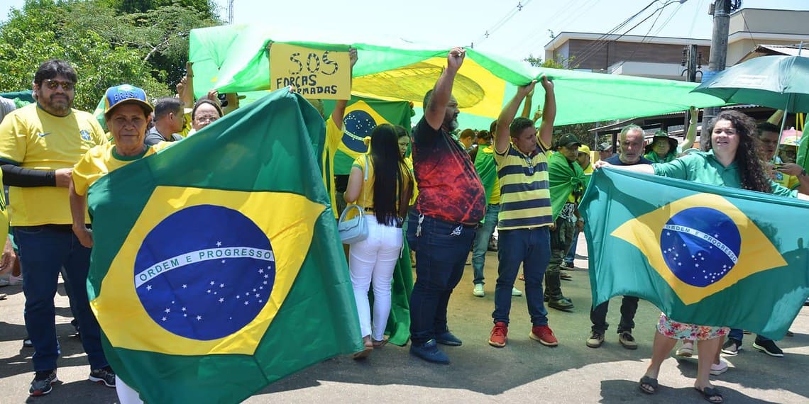 apoiadores de Bolsonaro mantém pelo 10° dia seguido manifestação em frente ao 4° BIS