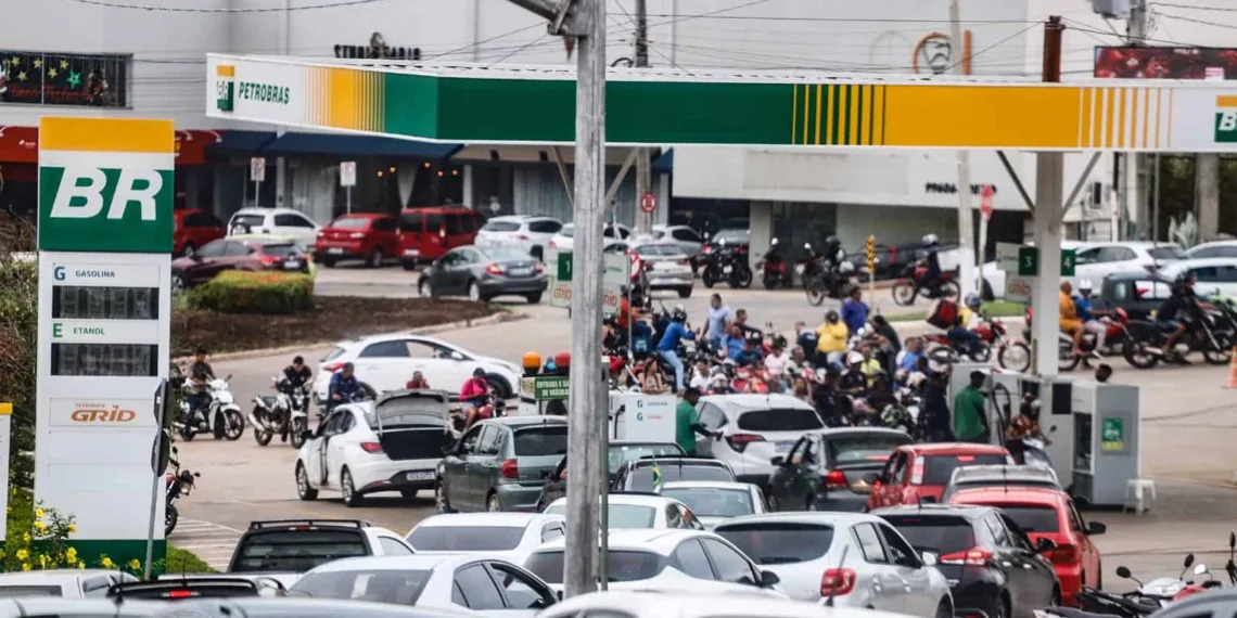 Acre enfrentou longas filas nesta terça em postos de combustíveis (Foto: Juan Diaz/Arquivo pessoal)
