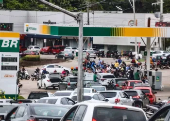 Acre enfrentou longas filas nesta terça em postos de combustíveis (Foto: Juan Diaz/Arquivo pessoal)