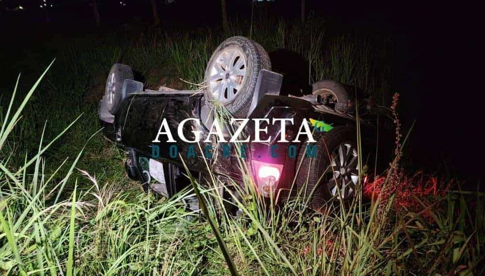 Motorista perde controle de carro, sai da pista e capota com criança de seis anos na AC-10