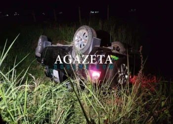Motorista perde controle de carro, sai da pista e capota com criança de seis anos na AC-10