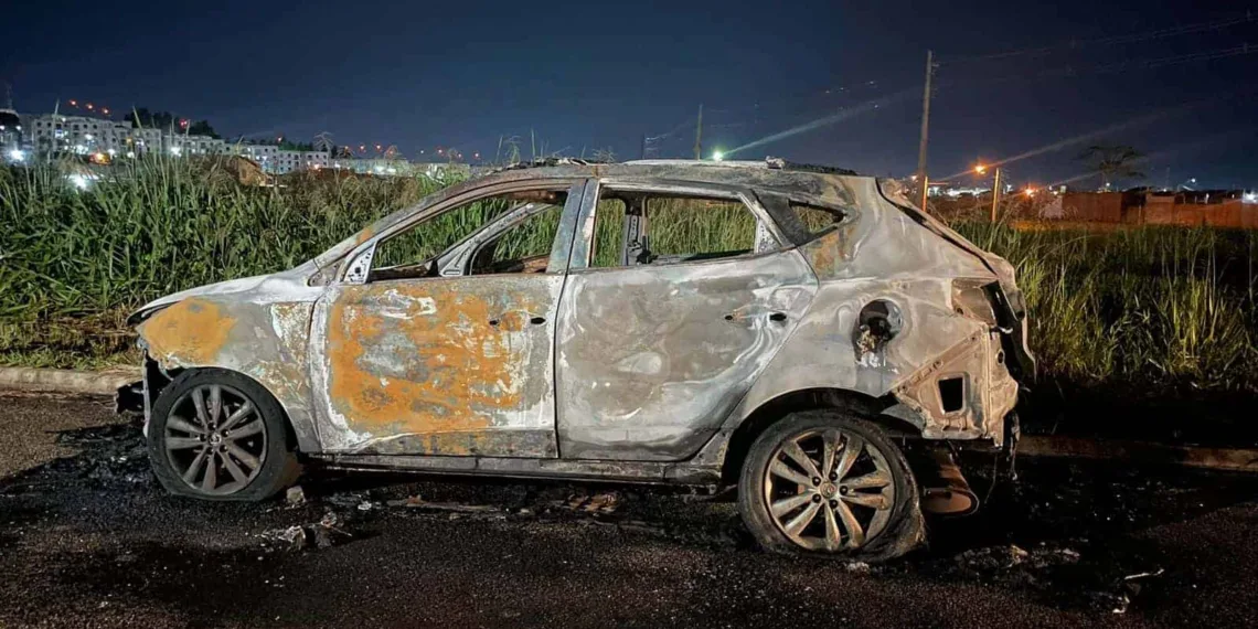 Em Rio Branco, carro é incendiado em via pública; polícia suspeita de ação criminosa