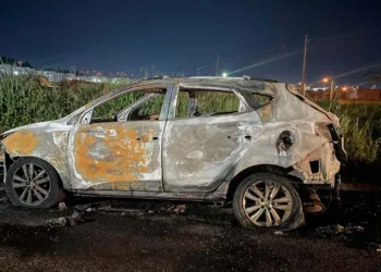 Em Rio Branco, carro é incendiado em via pública; polícia suspeita de ação criminosa