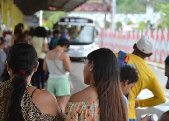 Usuários do transporte coletivo esperam até duas horas por ônibus em Rio Branco, após redução de 30% da frota
