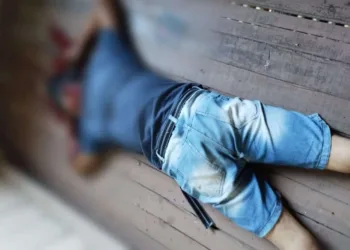 Em Rio Branco, homem é executado dentro de casa com pelo menos seis tiros, dos mais de 15 efetuados