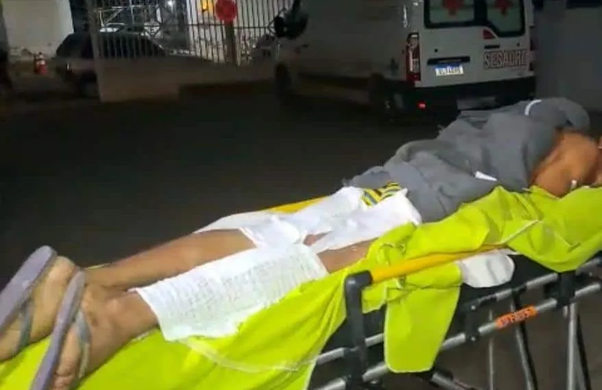 Jovem sofre descarga elétrica, fica preso em fios e tem queimaduras de terceiro grau ao tentar fazer ligação clandestina