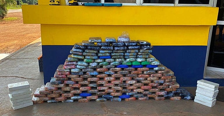 Polícia apreende mais de 180 quilos de cocaína escondidos em carroceria de caminhonete na BR-364 (Foto: Arquivo/PRF)