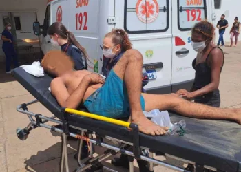 Jovem tem casa invadida e fica em estado grave após ser agredido por grupo em Rio Branco