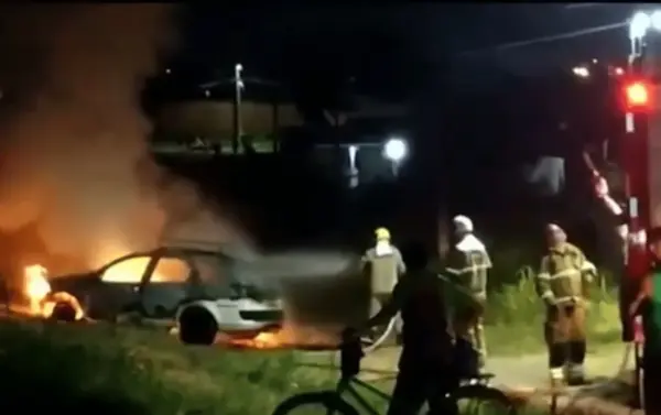 Carro pega fogo quando dono chegava em casa com namorada e criança de 5 anos em Rio Branco