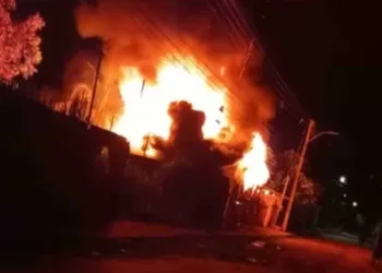 Casa onde houve confronto que deixou um morto é incendiada na Baixada