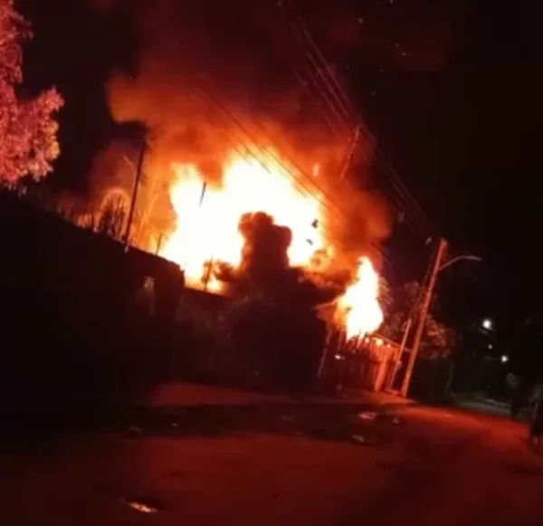 Casa onde houve confronto que deixou um morto é incendiada na Baixada