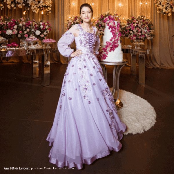 Os cabelos penteados para trás, soltos/presos, com efeito high-gloss, dominaram as semanas de moda internacional