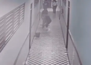 Justiça do Acre aceita denúncia contra homem que invadiu escola e tentou matar a ex com facada no pescoço