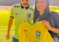 Jéssica Ingrede acompanha treino da Seleção Brasileira, conhece Tite e Roberto Carlos
