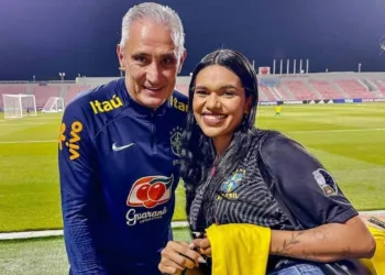 Jéssica Ingrede acompanha treino da Seleção Brasileira, conhece Tite e Roberto Carlos