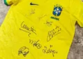 Jéssica Ingrede acompanha treino da Seleção Brasileira, conhece Tite e Roberto Carlos