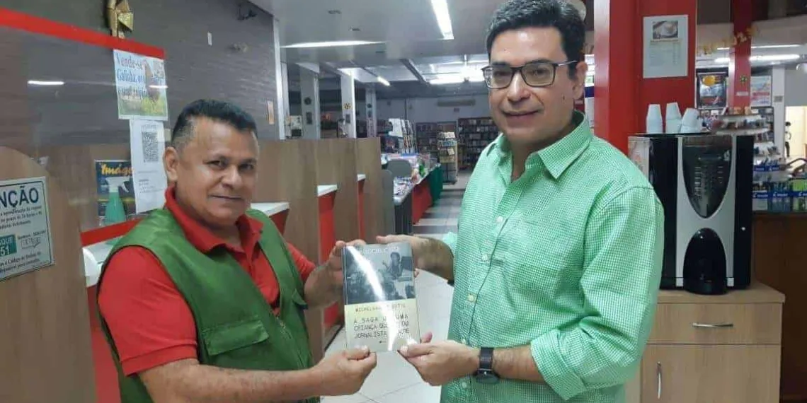 Luiz Cordeiro e Michelangelo Botto durante lançamento de livro