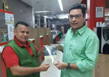 Luiz Cordeiro e Michelangelo Botto durante lançamento de livro