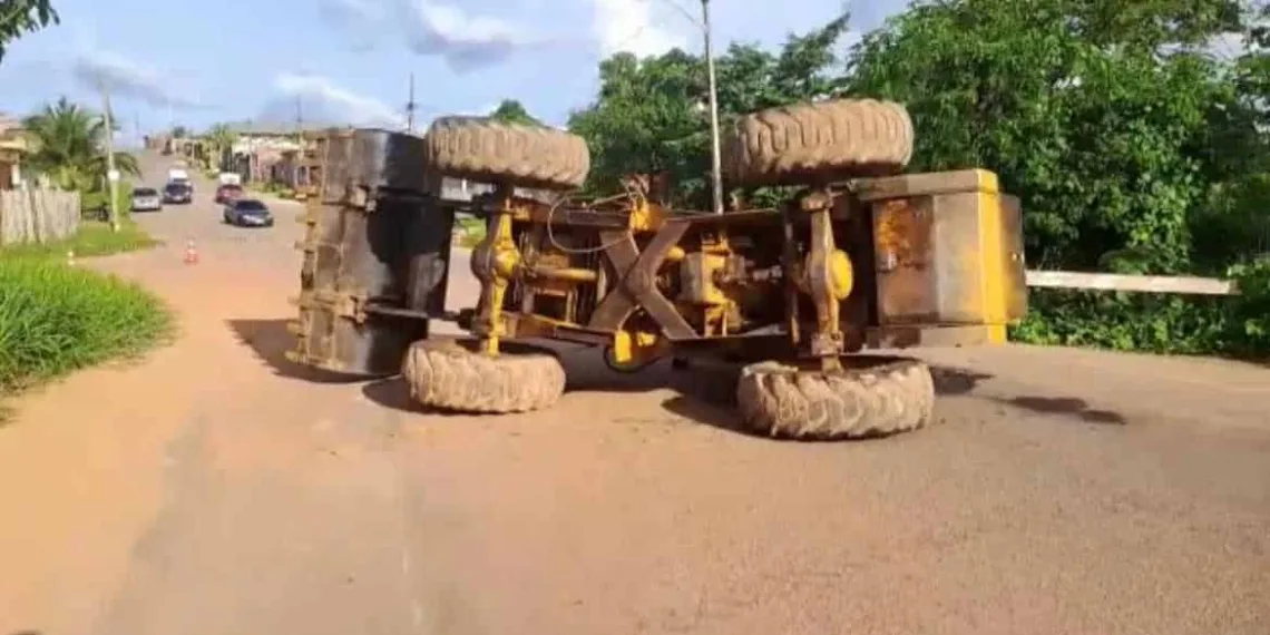 Homem fica ferido após máquina que era colocada no guincho tombar com ele na direção em Rio Branco