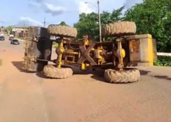 Homem fica ferido após máquina que era colocada no guincho tombar com ele na direção em Rio Branco