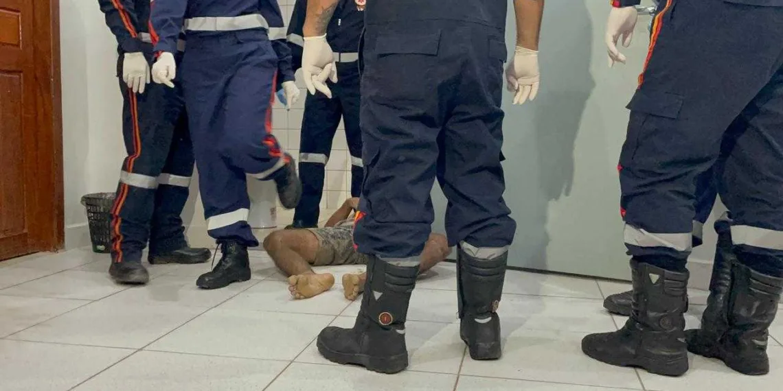 Homem é achado morto no banheiro de delegacia depois de ter sido preso e liberado na capital