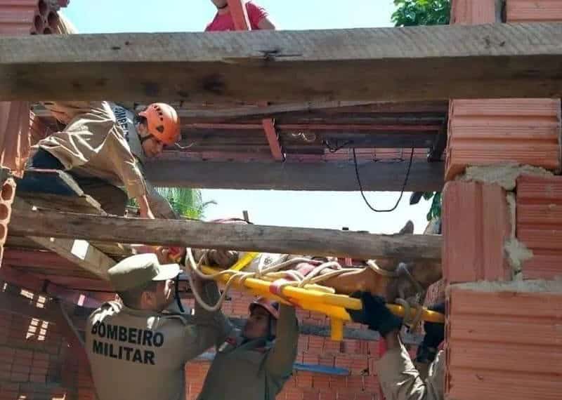 Uma equipe do CBM-AC foi acionada para retirar o corpo do homem que ficou em uma espécie de andaime feito com tábuas de madeira da construção.