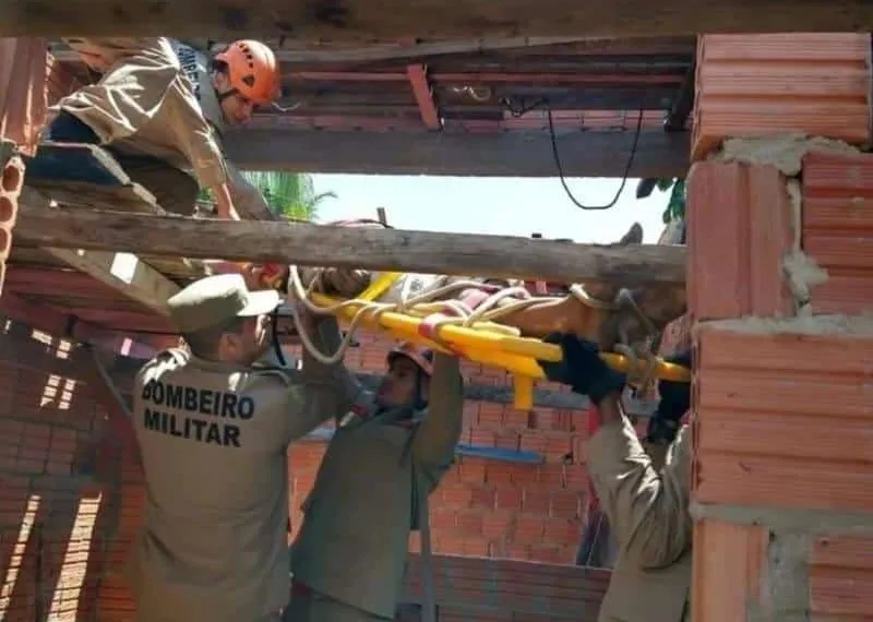 Uma equipe do CBM-AC foi acionada para retirar o corpo do homem que ficou em uma espécie de andaime feito com tábuas de madeira da construção.