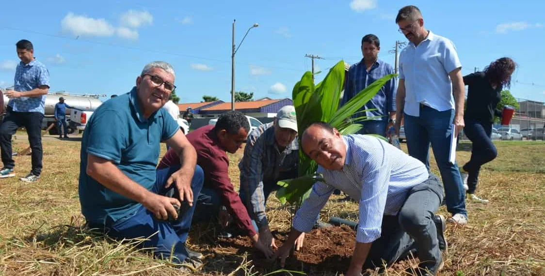 Em Rio Branco, 2 mil mudas de plantas florestais e frutíferas são plantadas às margens do Igarapé Sobral