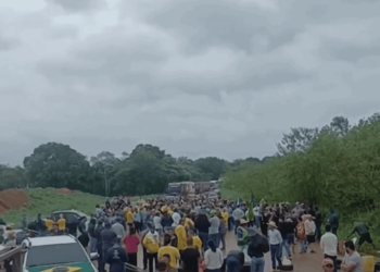 BR-364 é liberada em RO e caminhões com combustíveis e alimentos voltam a chegar no Acre, diz Sejusp