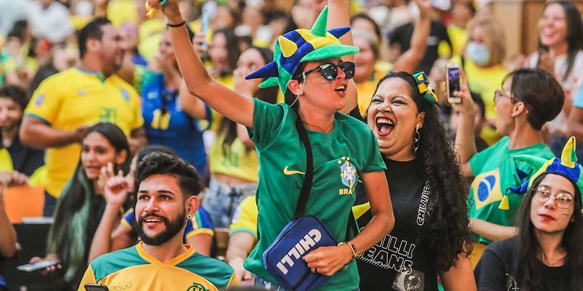 Torcedores celebram estreia com vitória da seleção Brasileira na copa do Catar (Foto: Sérgio Vale)