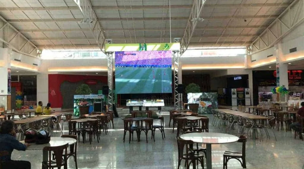 Telão exibe abertura da Copa do Catar, neste domingo, no Via Verde Shopping