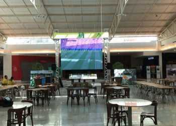 Telão exibe abertura da Copa do Catar, neste domingo, no Via Verde Shopping