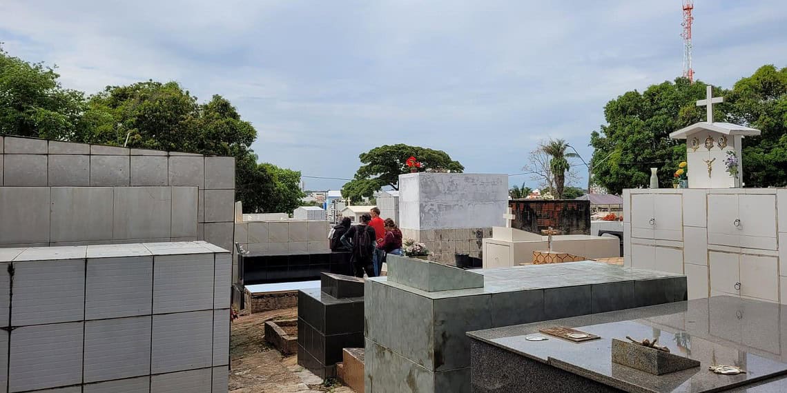 Famílias visitam cemitérios de Rio Branco