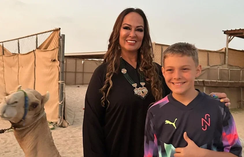 Mãe de Neymar passeia de camelo com neto no Qatar