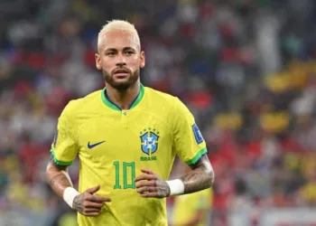 Neymar relata medo após lesão, garante não ter sentido dor e diz que Brasil ‘vai sorrir no final’