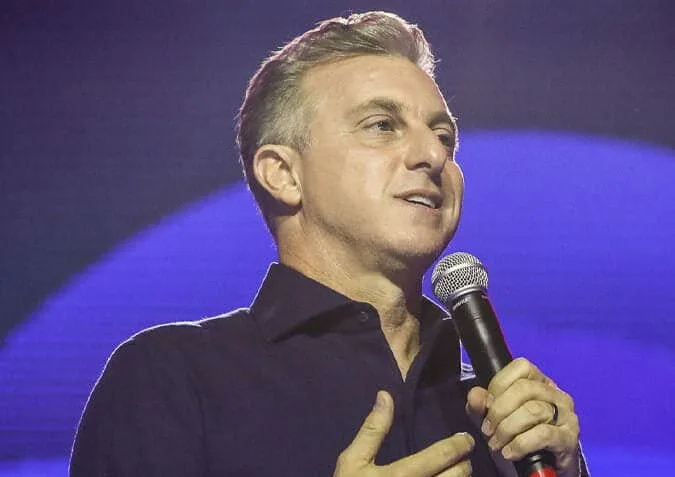 Luciano Huck se desculpa após pergunta polêmica no Domingão, entenda
