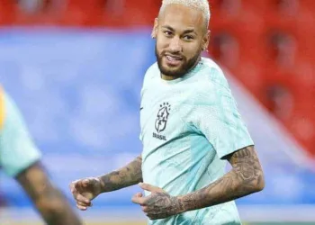 Após derrota da seleção, Neymar Jr. dá festa na casa de irmã e convida artistas