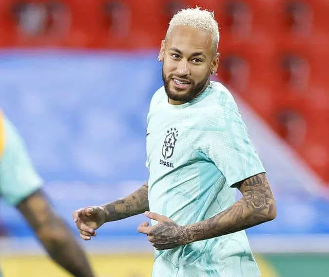 Após derrota da seleção, Neymar Jr. dá festa na casa de irmã e convida artistas