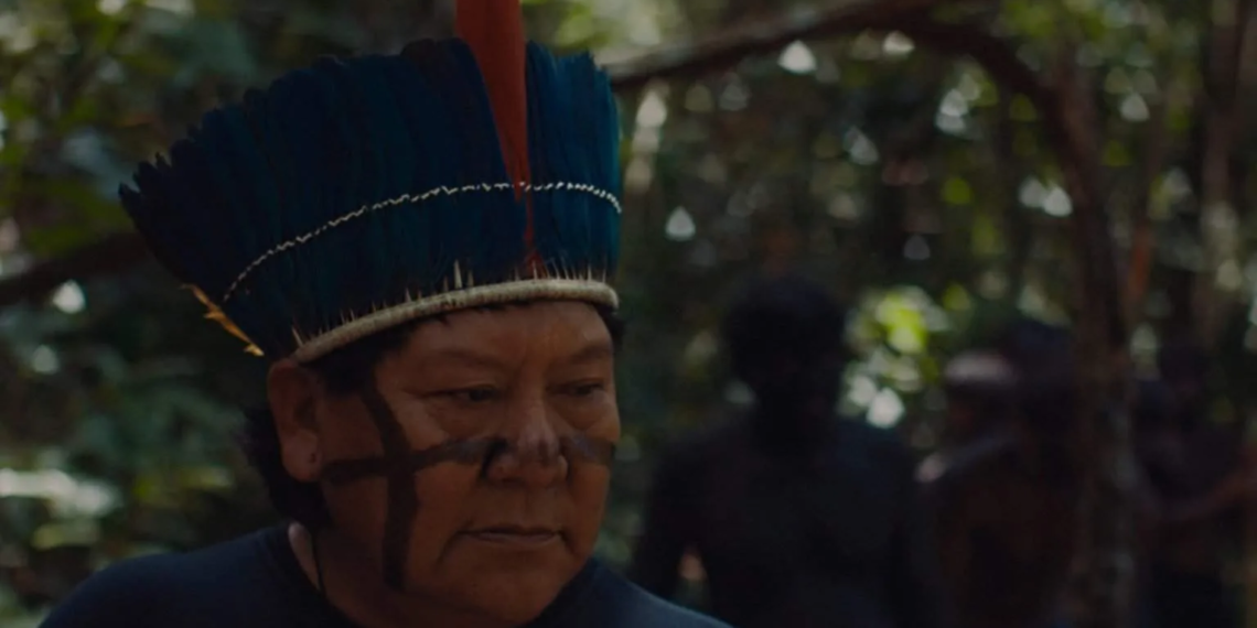 Davi Kopenawa em foto de still do filme ‘A Última Floresta”, de Luiz Bolognesi, sobre os Yanomami (Foto: Pedro J Márquez)
