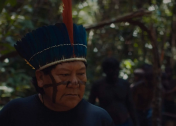 Davi Kopenawa em foto de still do filme ‘A Última Floresta”, de Luiz Bolognesi, sobre os Yanomami (Foto: Pedro J Márquez)